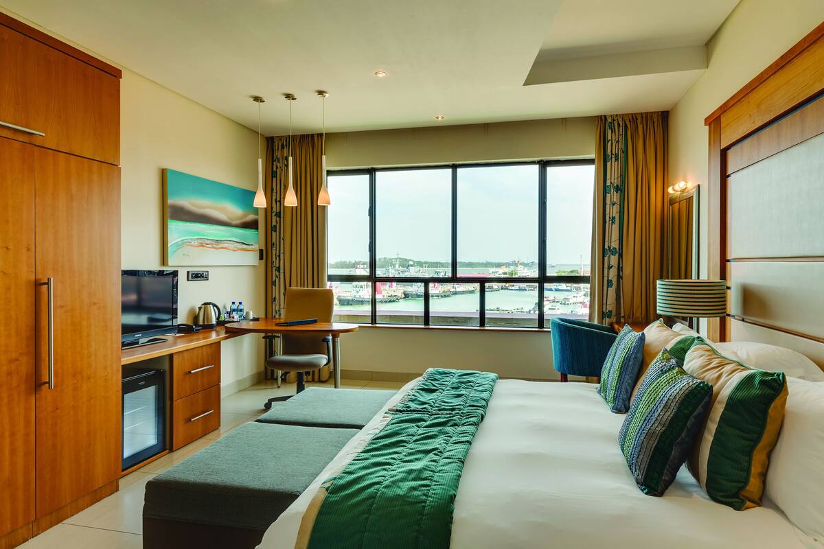 standard room, 1 king bed | water view