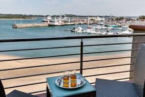 Standard Room, 1 King Bed | Water view