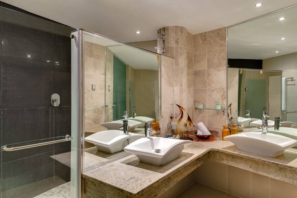 executive suite, 1 king bed | bathroom | shower, free toiletries, hair dryer, towels
