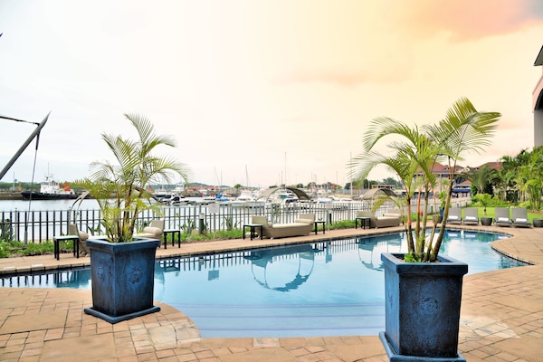 Außenpool, geöffnet von 08:00 Uhr bis 21:00 Uhr, Liegestühle