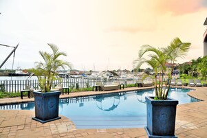 Piscina externa, funciona das 8h às 21h, espreguiçadeiras