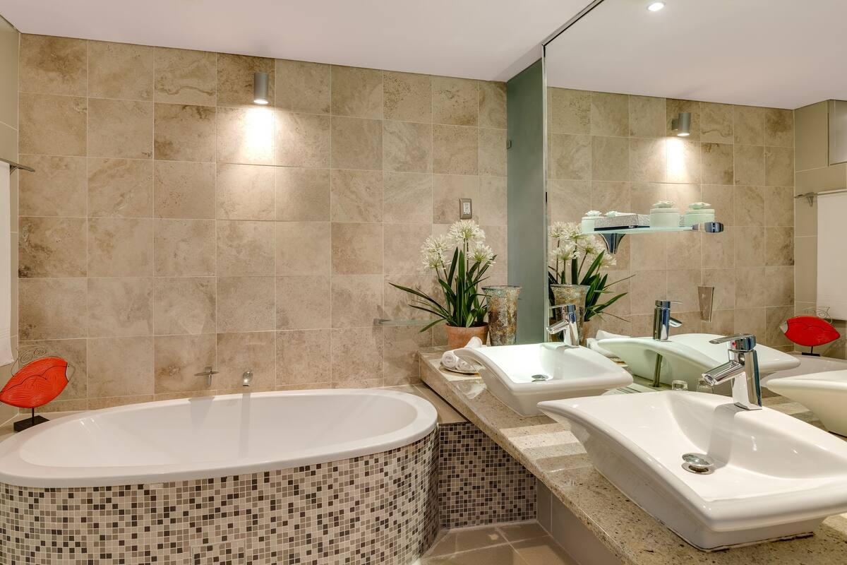 deluxe suite, 1 king bed | bathroom | shower, free toiletries, hair dryer, towels