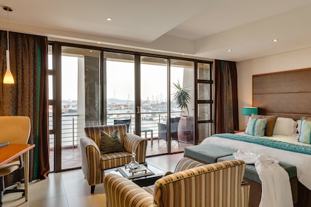 Minibar, caja de seguridad en la habitación y muebles diferentes . BON Hotel Waterfront Richards Bay