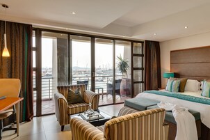 Suíte executiva, 1 cama King | Frigobar, cofres nos quartos, individualmente mobiliados, escrivaninha