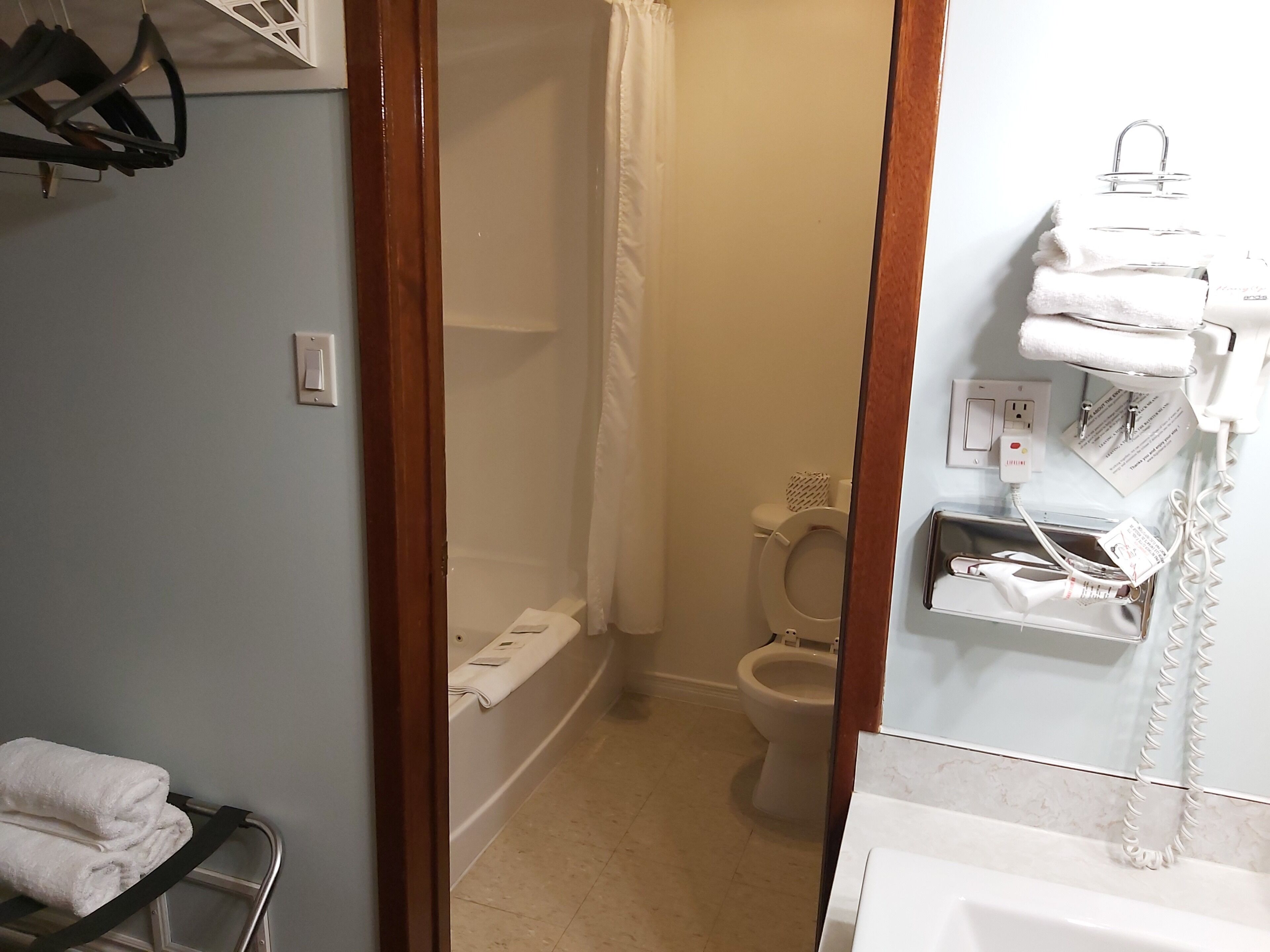 Combined shower/bathtub, hair dryer, towels