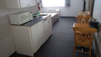 Kitchenette with 1 Double Bed | Cuisinette privée | Réfrigérateur, cafetière-théière