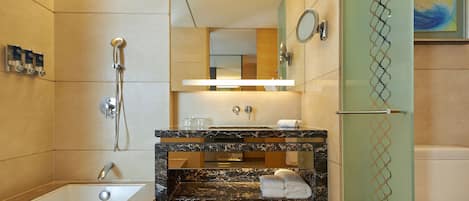 Une salle de bain moderne avec une baignoire, un meuble-lavabo avec un miroir et une douche.