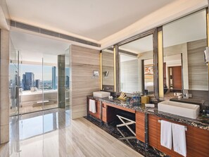 Suite Presidenziale, 2 camere da letto | Dotazioni del bagno | Set di cortesia gratuito, asciugacapelli, accappatoio, pantofole