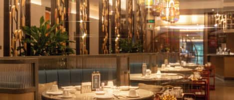 2 restaurantes; se sirve desayuno, almuerzo y cena; cocina china