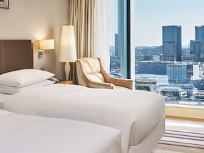 Minibar, in-room safe, desk, blackout curtains - Four Points® by Sheraton Guangzhou Financial City, Tianhe (Guangzhou)