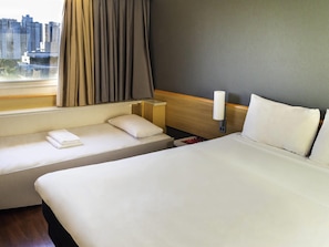 Standardzimmer, 1 Doppelbett und Schlafsofa | Minibar, Schreibtisch, Verdunkelungsvorhänge, schallisolierte Zimmer