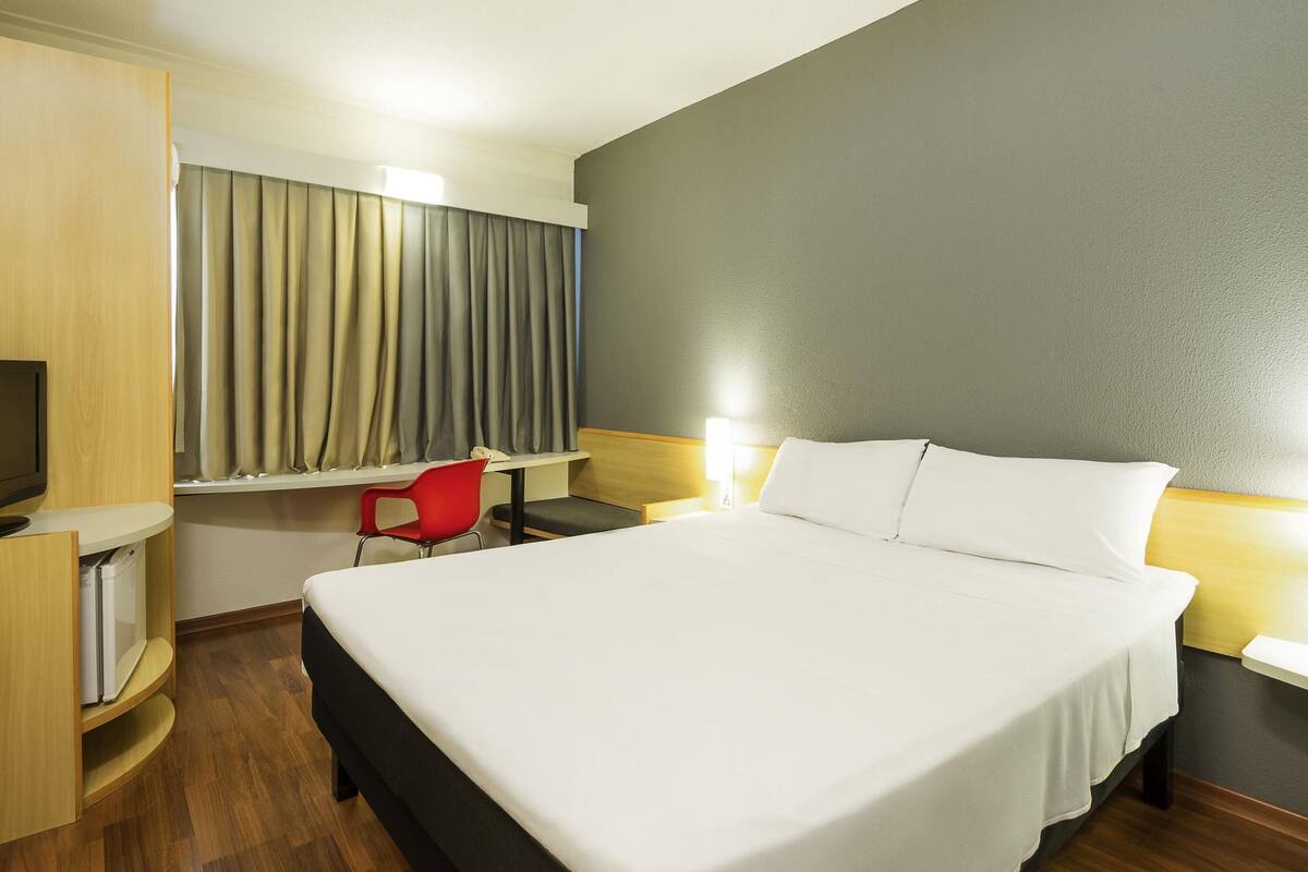 Habitación estándar, 1 cama doble | Minibar, escritorio, cortinas opacas y sistema de insonorización
