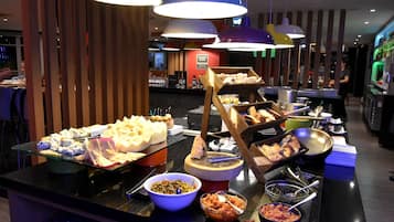 Frühstück, Mittagessen, internationale Küche, Blick auf den Garten