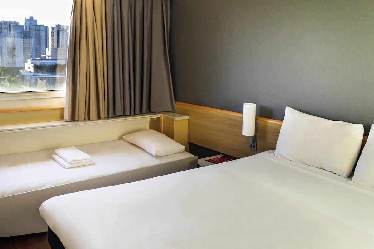 Habitación estándar, 1 cama matrimonial y sofá cama | Minibar, escritorio, cortinas blackout y insonorización