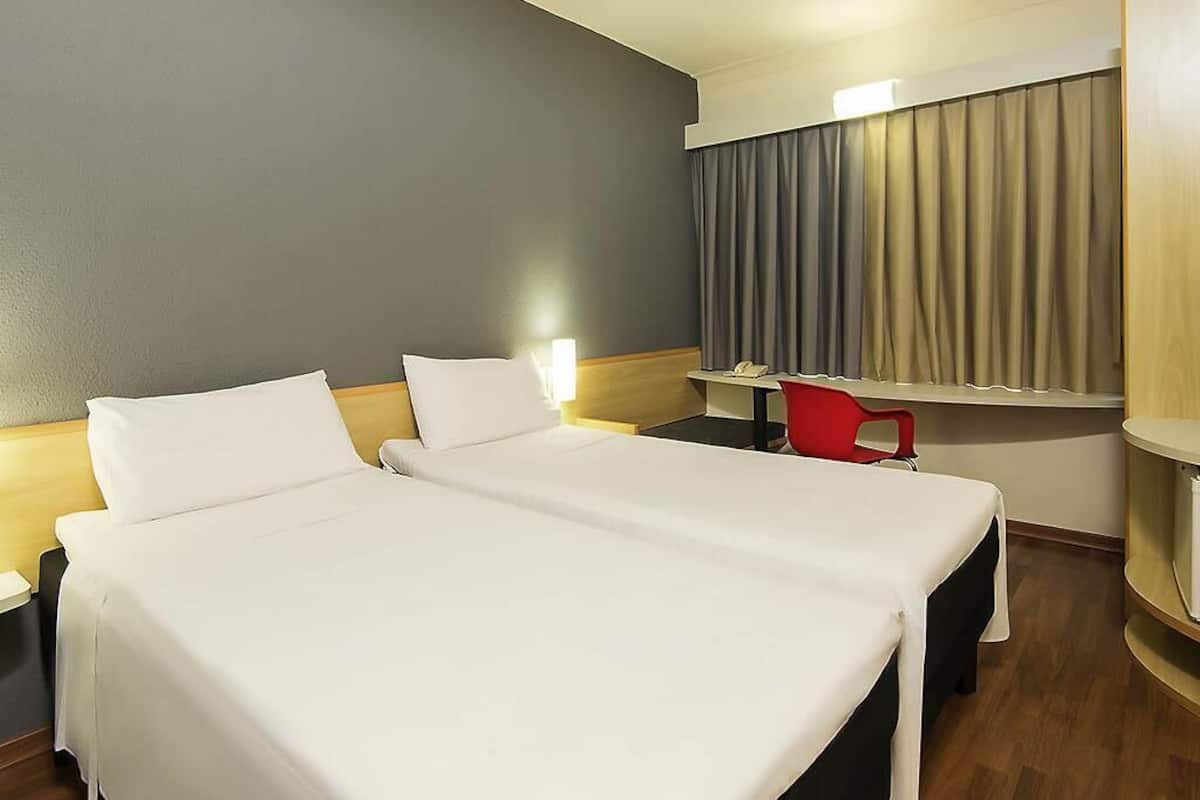 Habitación estándar, 2 camas individuales | Minibar, escritorio, cortinas blackout y insonorización