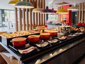 Buffet amb diversos plats i utensilis.