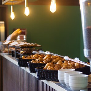 A buffet counter with various baked goods and bread. - ibis Casablanca City Center (Casablanca)