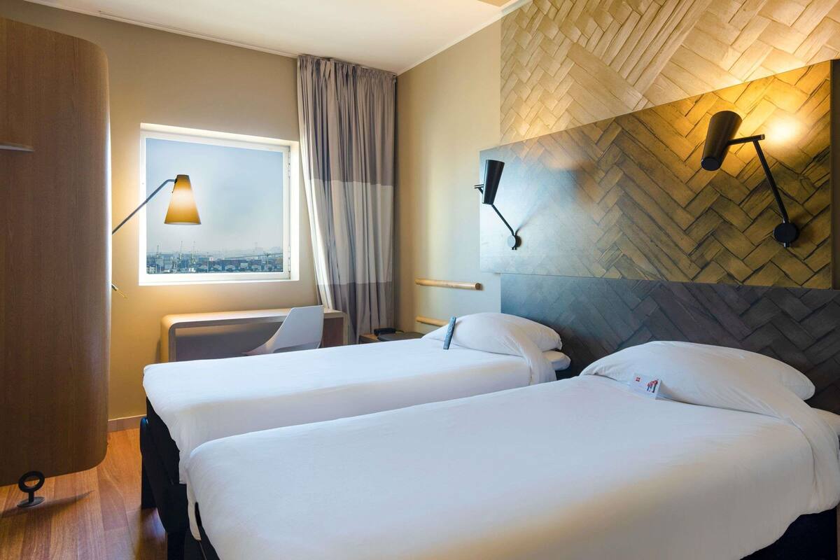 Standard Twin Room, 2 Single Beds | Premium bedding, desk, laptop workspace, blackout curtains