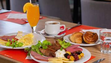 Petit déjeuner buffet servi tous les jours en supplément