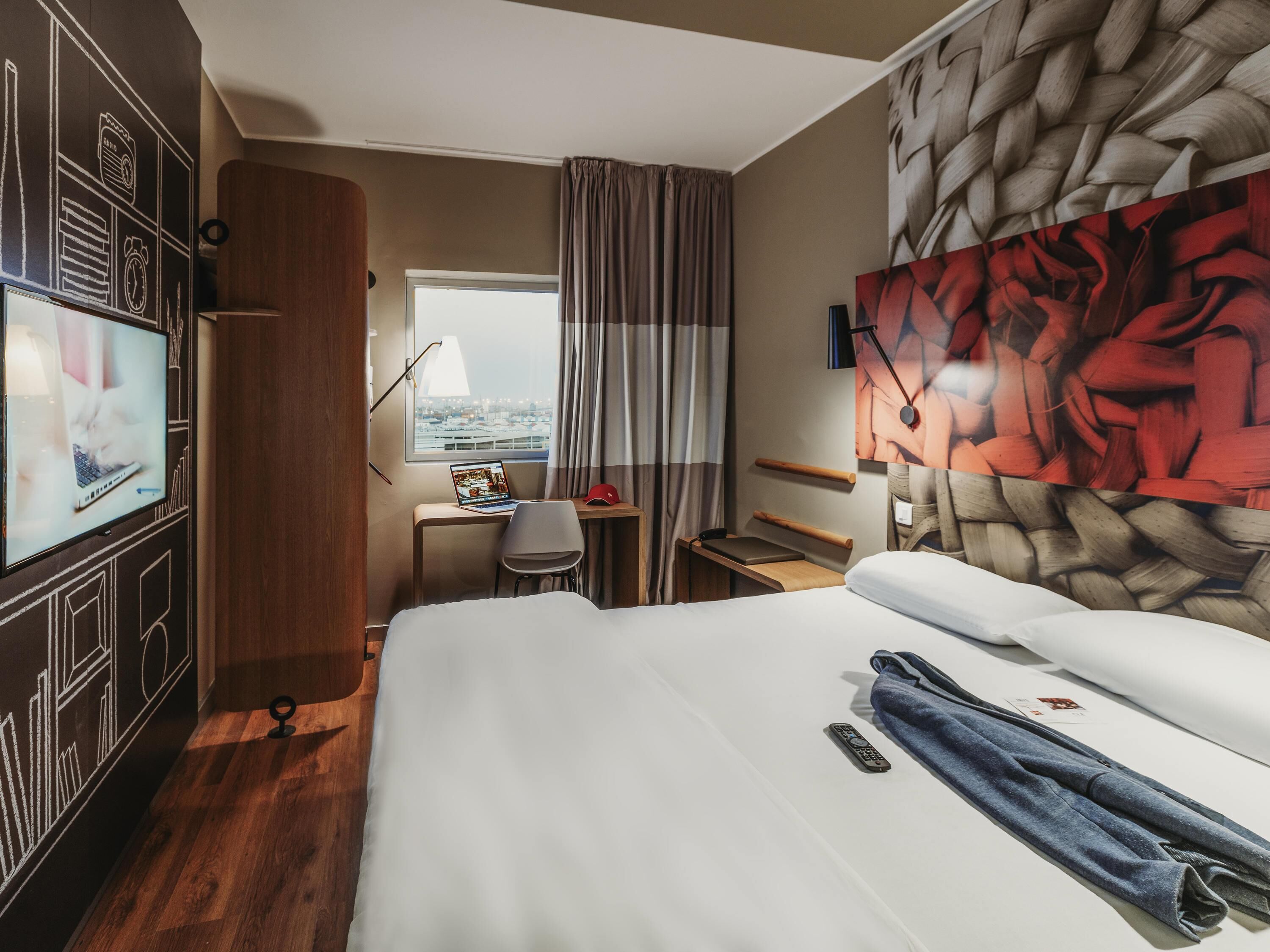 Kahden hengen standard-huone, 1 parisänky | Ylelliset vuodevaatteet, työpöytä