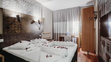 Standard-Doppelzimmer, 1 Doppelbett | Hochwertige Bettwaren, Schreibtisch, laptopgeeigneter Arbeitsplatz