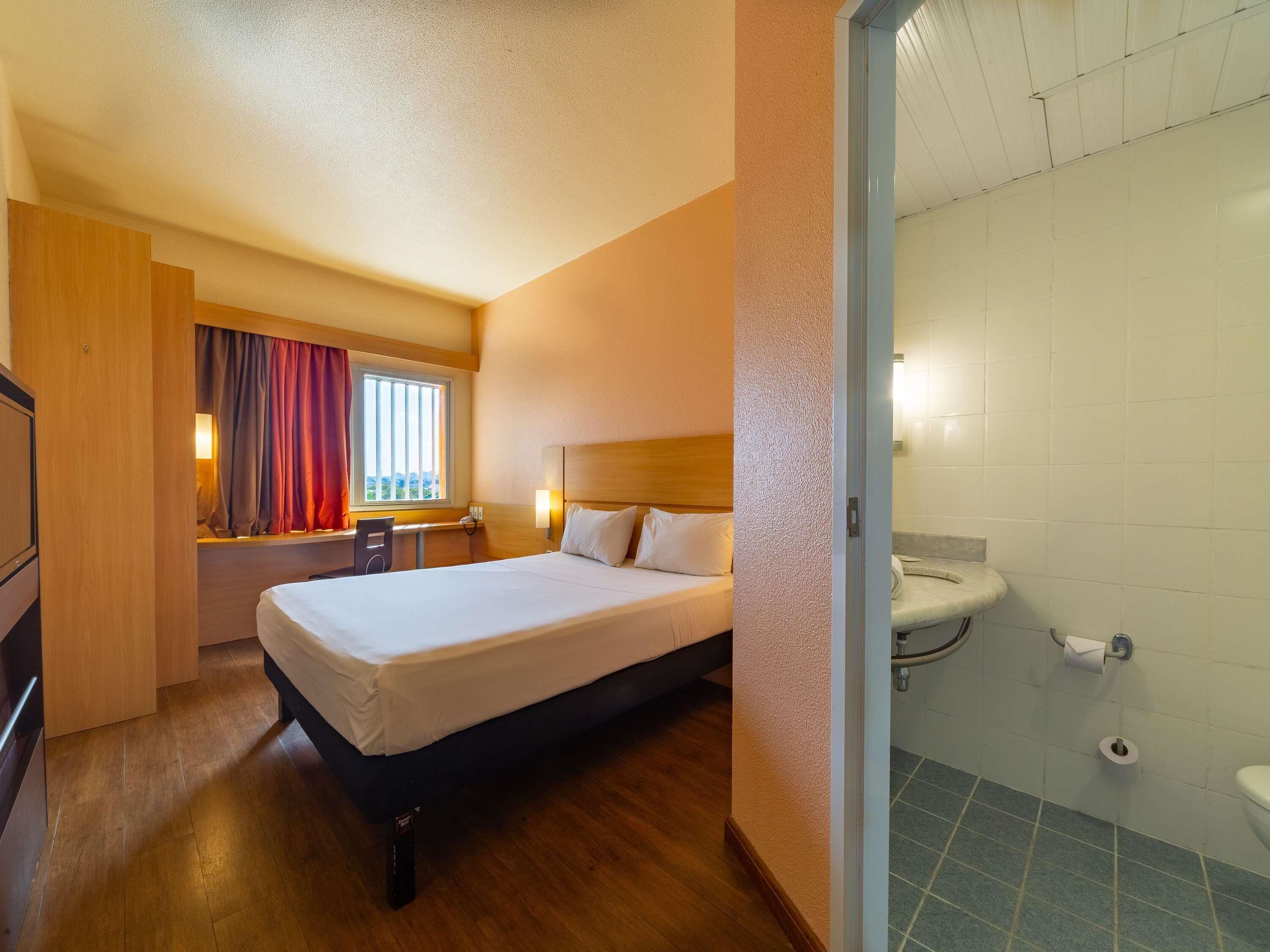 standard room, 1 double bed | in-room safe, desk, blackout curtains, free wifi