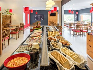 Daily buffet breakfast for a fee - Ibis Manaus Distrito Industrial (Manaus)