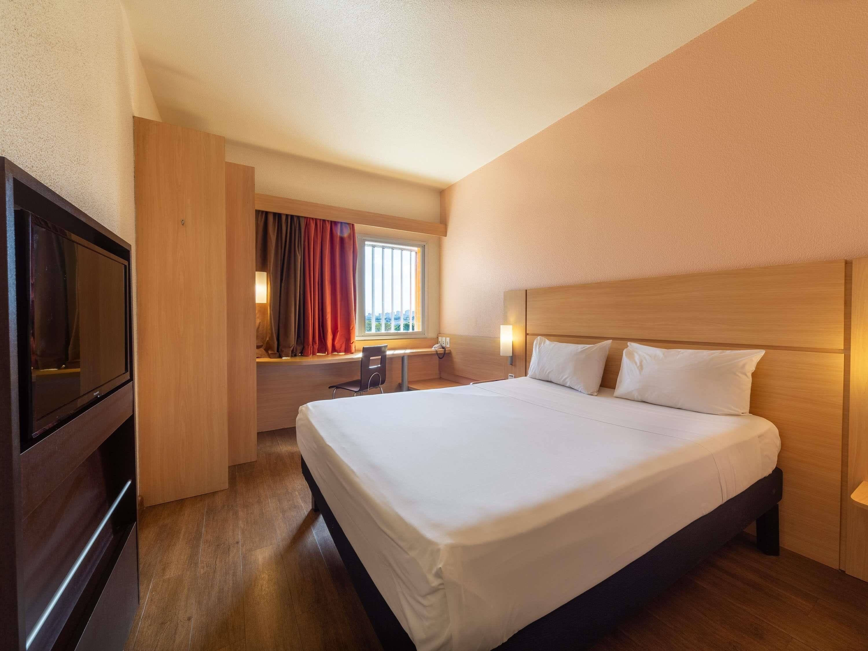 Standard Room, 1 Double Bed | In-room safe, desk, blackout drapes, free WiFi
