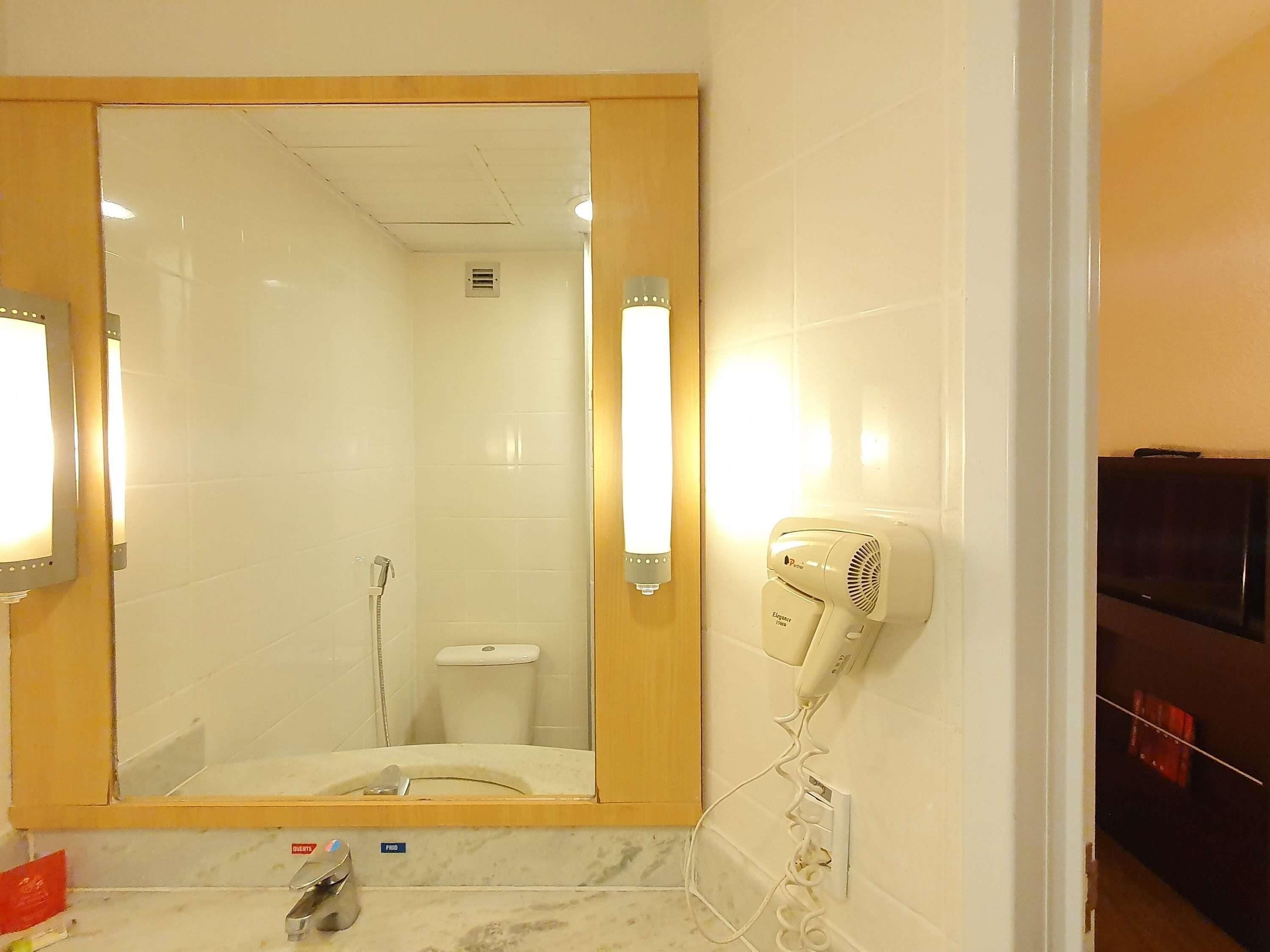 standard room, 1 double bed | in-room safe, desk, blackout curtains, free wifi