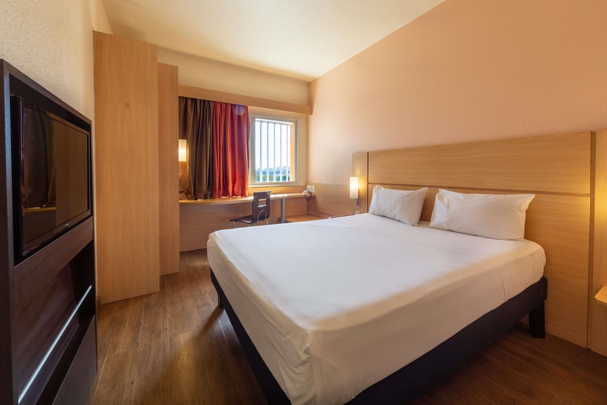 Habitació estàndard, 1 llit doble | Caixa forta a l'habitació, escriptori, cortines opaques i wifi gratuïta