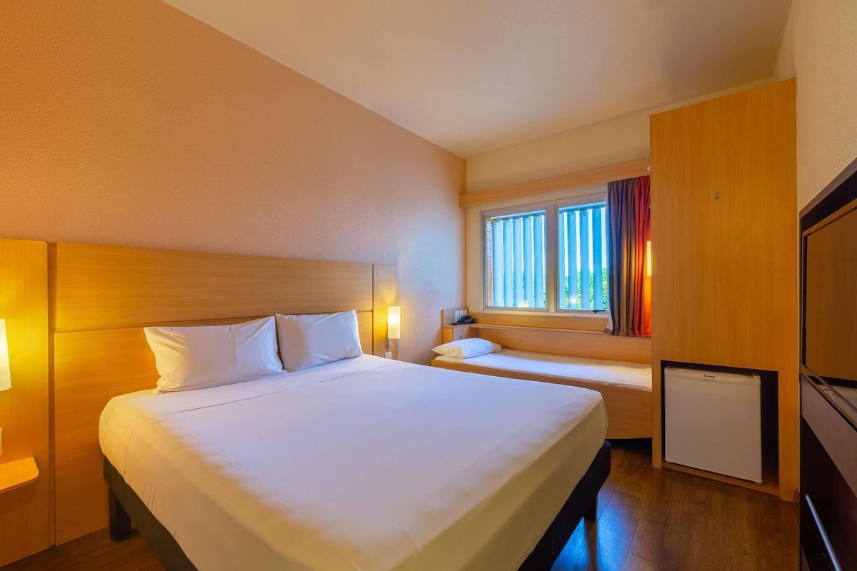 Zimmer (1 Double Bed,1 Extra Bed for children) | Zimmersafe, Schreibtisch, Verdunkelungsvorhänge, kostenloses WLAN