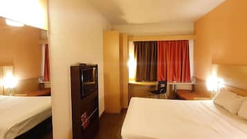 Habitación estándar, 1 cama doble | Caja fuerte, escritorio, cortinas opacas y wifi gratis