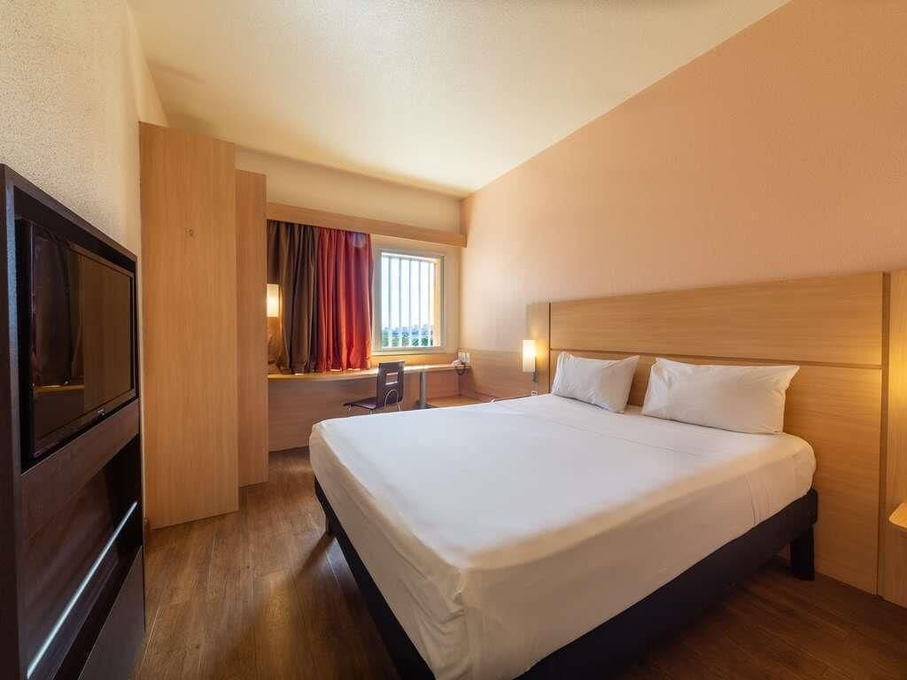 Standard Room, 1 Katil Kelamin (Double) | Peti besi dalam bilik, meja, langsir/tirai gelap terus, Wi-fi percuma 