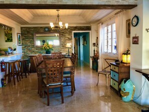 Luxury Condo, 2 Bedrooms, Beach View | In-room dining