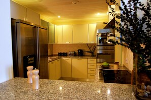 Deluxe Condo, 2 Bedrooms, 2 Bathrooms, Ocean View | Private kitchen