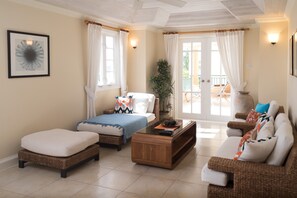 Deluxe Condo, 2 Bedrooms, 2 Bathrooms, Ocean View | Living area