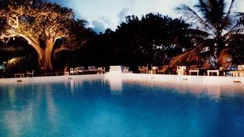 Piscine extérieure, parasols de plage, chaises longues