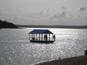 位於海灘上、白沙、海灘浴巾、衝浪