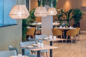 3 restoran; melayani sarapan, makan siang, dan makan malam