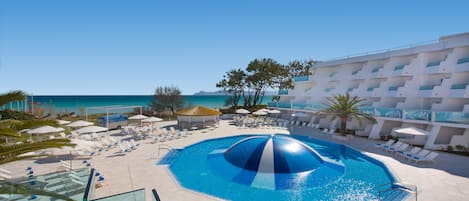 Una piscina cubierta, 2 piscinas al aire libre