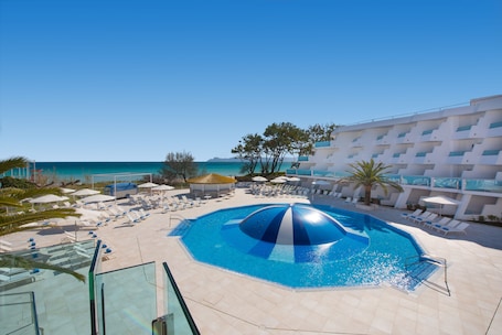 Una piscina techada, 2 piscinas al aire libre