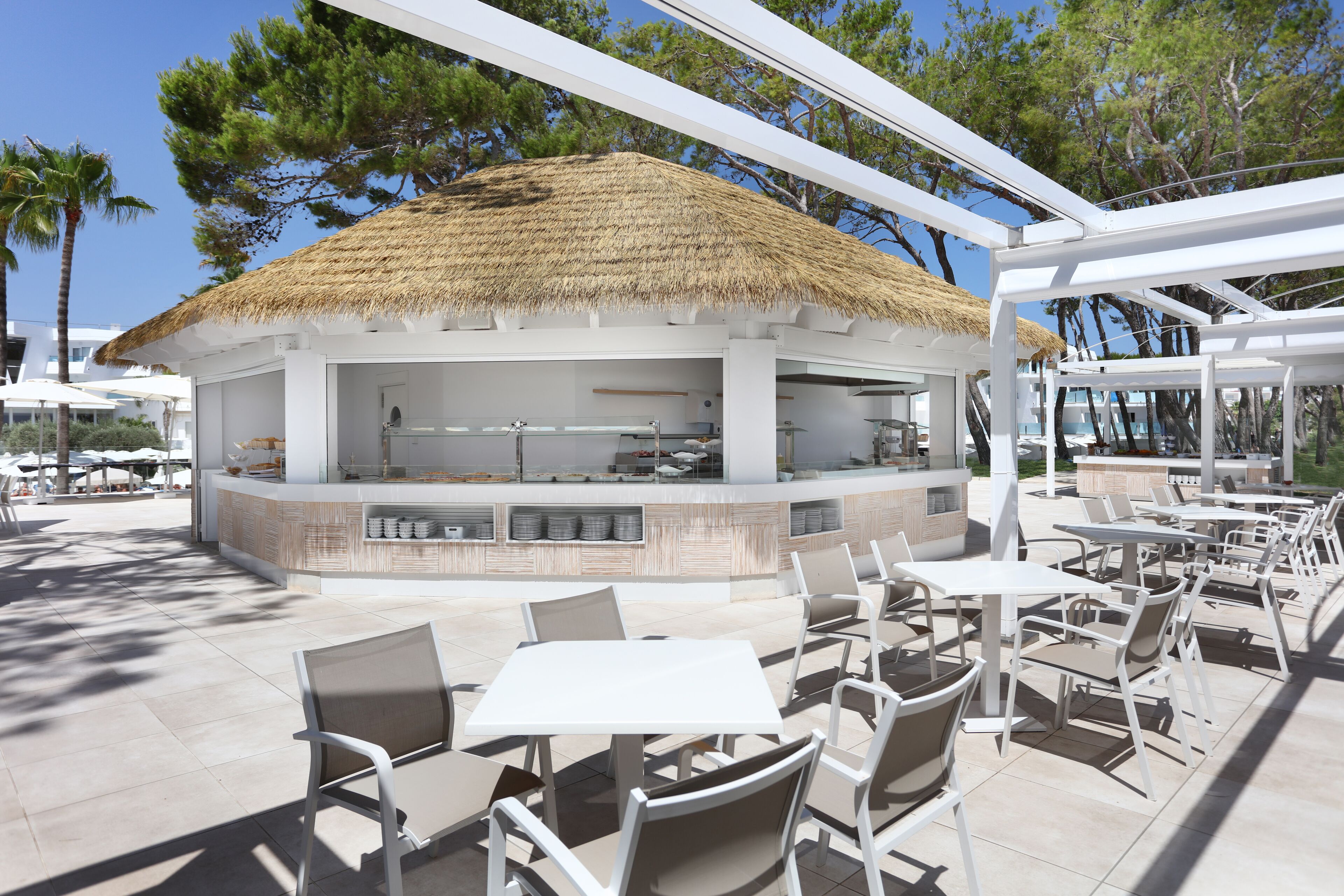 3 restaurants, spécialités Cuisine locale et internationale