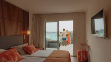 Twin kamer, balkon, gedeeltelijk uitzicht op zee | Een minibar, een kluis op de kamer, individueel gedecoreerd