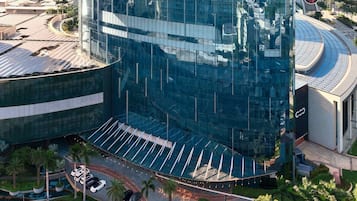 Un edificio moderno de vidrio con el logotipo "CCD" en la fachada.