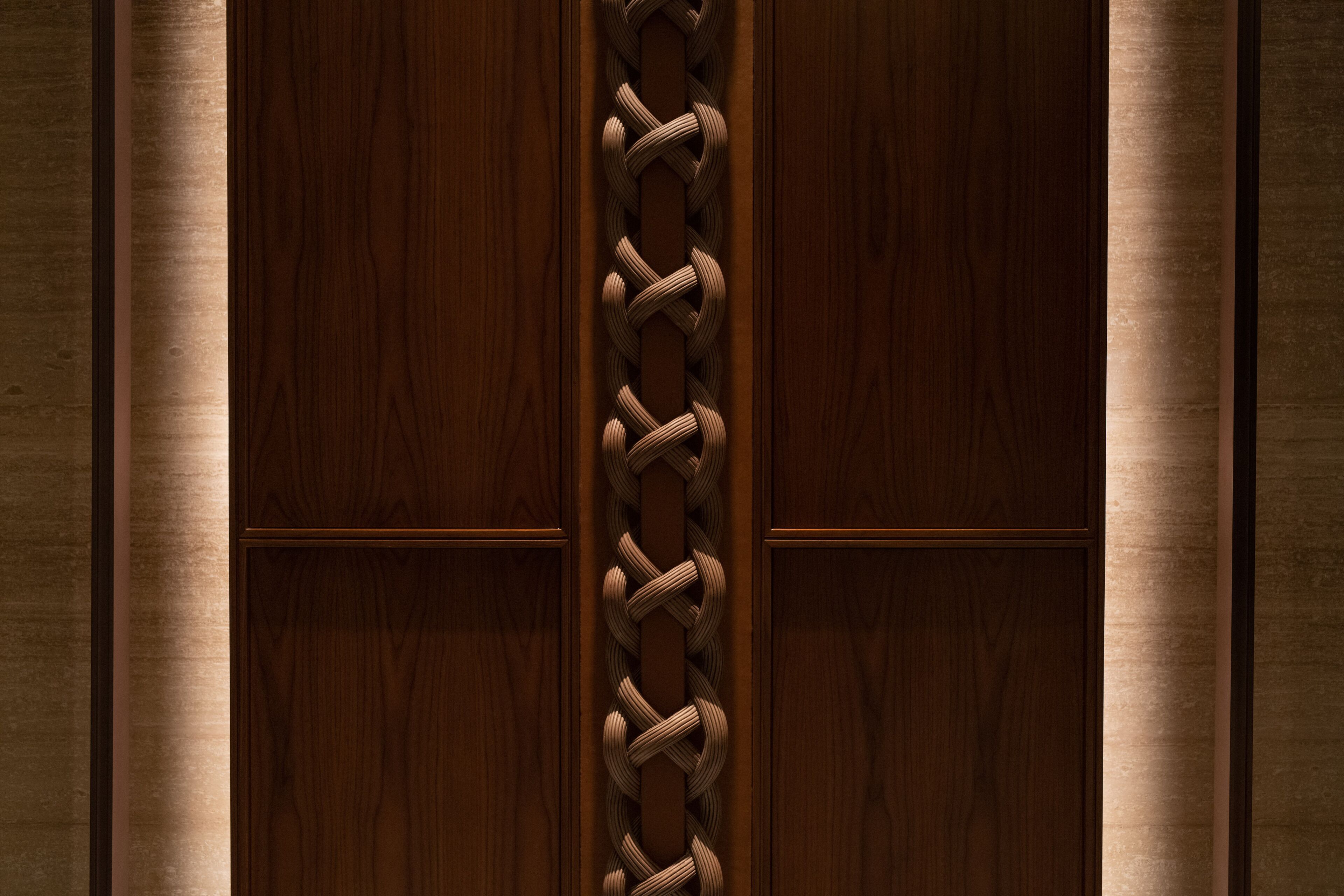 Een houten paneel met een gevlochten patroon.