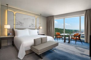 Camera Deluxe, 1 letto king | Minibar con snack e bevande gratuite, una cassaforte in camera