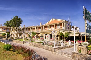 Free daily buffet breakfast - Molfetta Beach Hotel (Corfu)