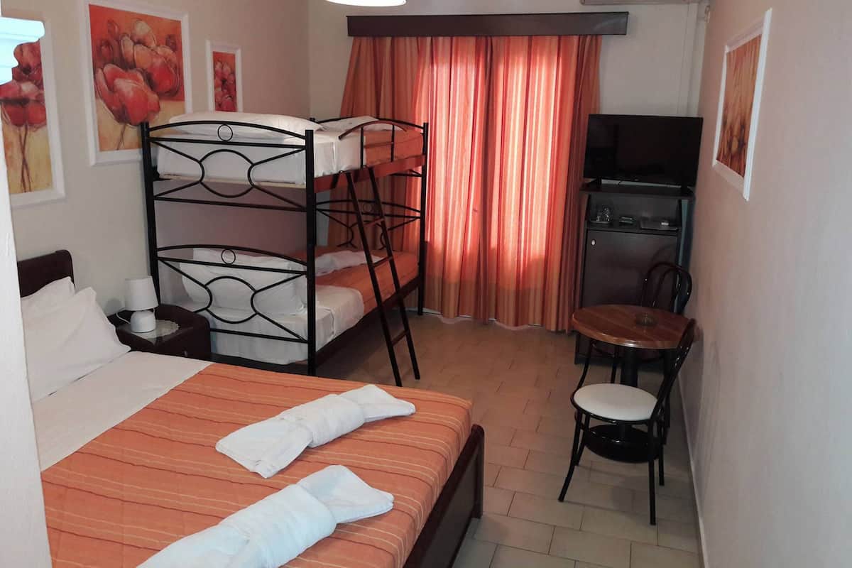 Chambre Quadruple, vue partielle sur la mer