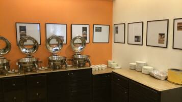 Päivittäinen buffetaamiainen (300 INR per henkilö)