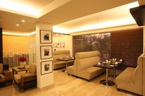 Lobby sitting area - Emblem Hotel, New Friends Colony (New Delhi)